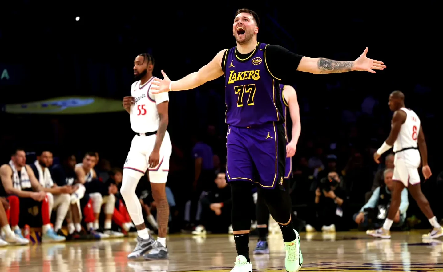 东契奇重返赛场，战术调整首场状态出色，FPX观众沸腾！比赛高潮迭起的简单介绍-九游正版官网