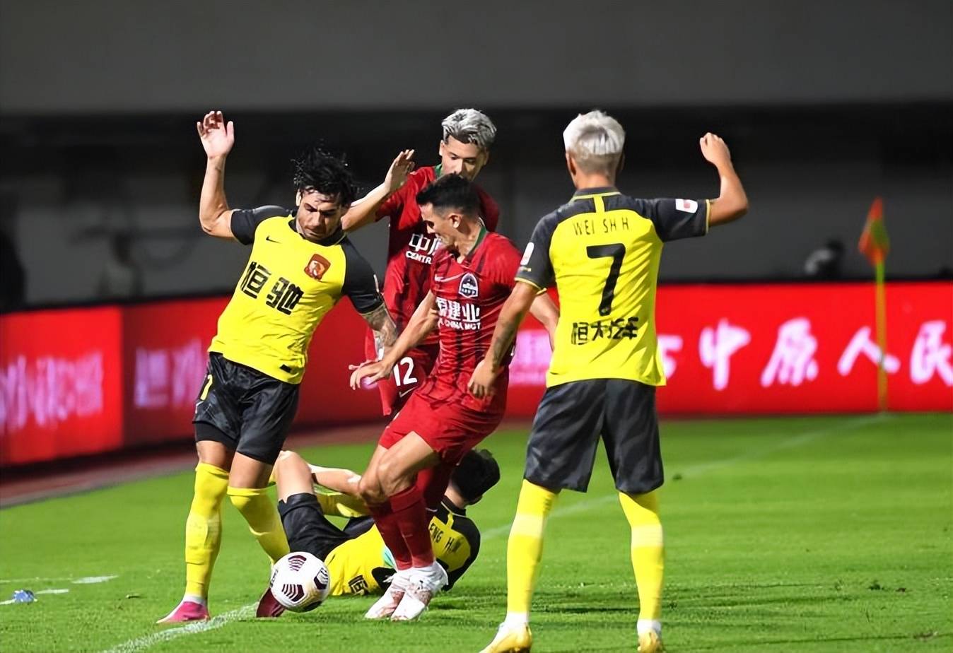 关于亚冠转会期走向成谜；山东泰山伤情更新；管理层满意；赛季目标并未改变的信息